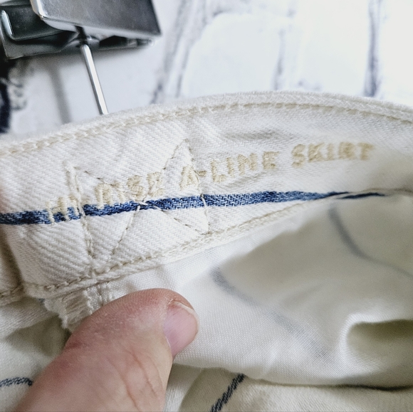 AMERICAN EAGLE | Hi-Rise A-line striped denim frayed/raw hem jean skirt - Picture 4 of 6